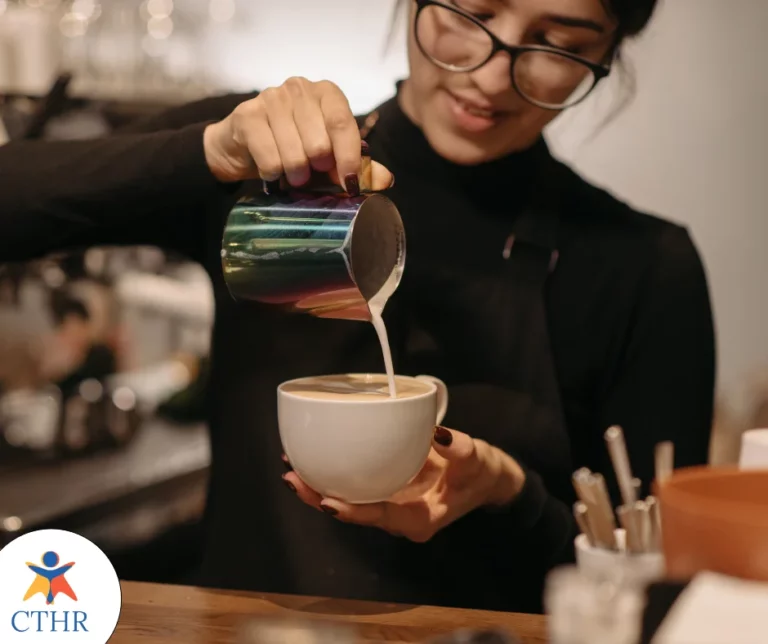 Lire la suite à propos de l’article Maîtriser le métier de barista : un savoir-faire recherché dans la restauration